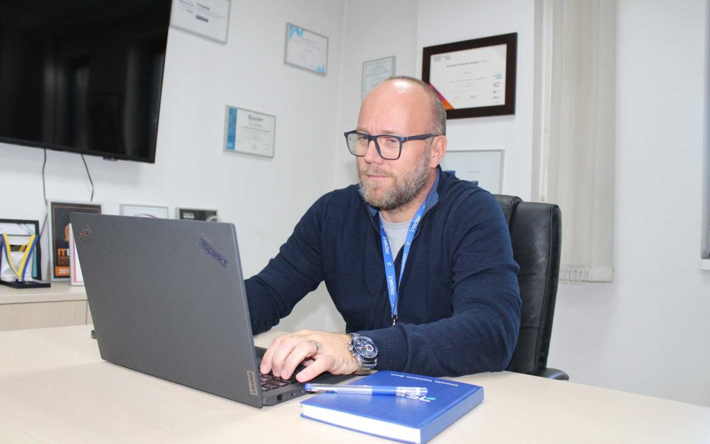 Pance explaining modular architecture